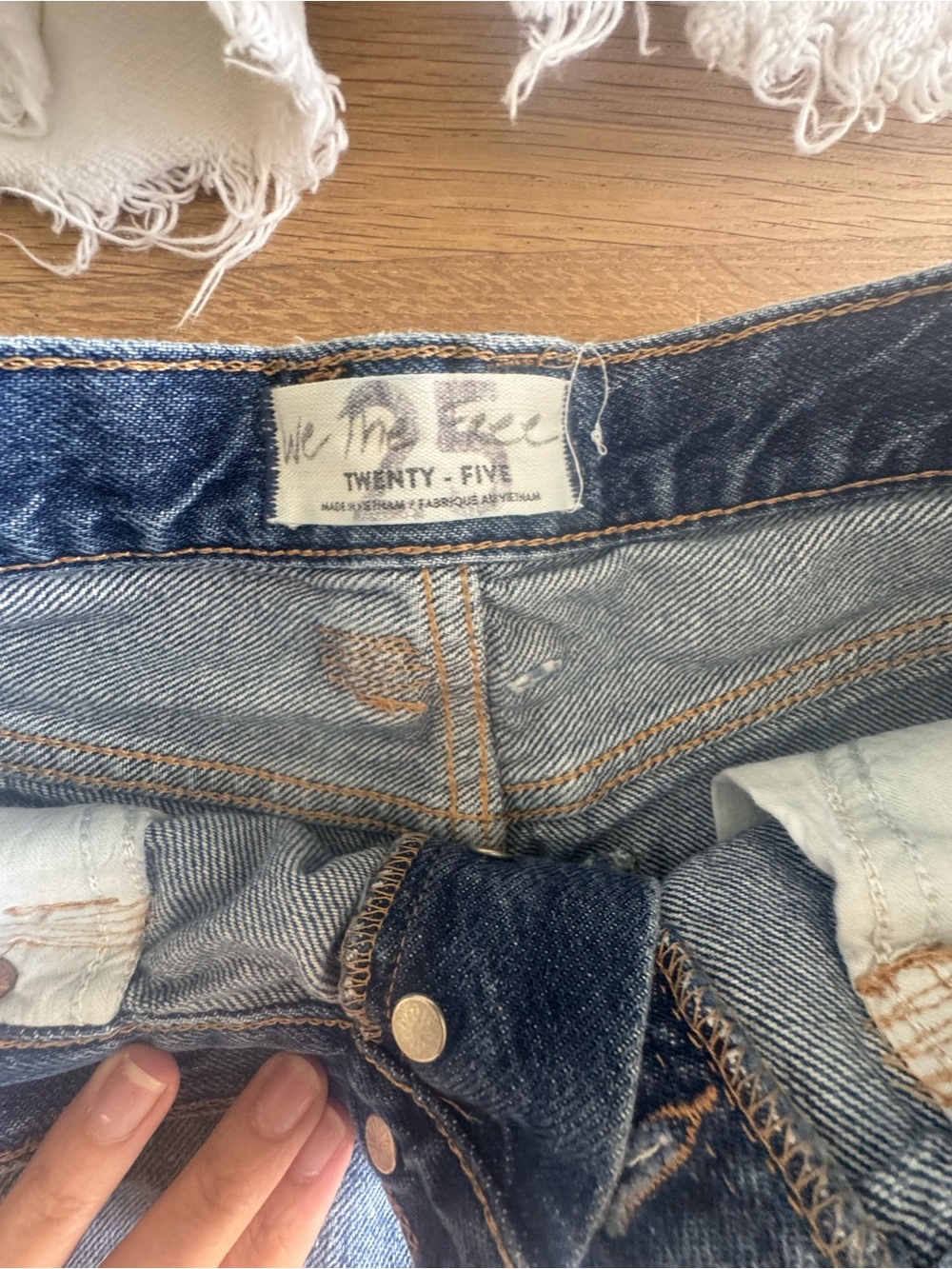 Bundle of 4 denim shorts - AGOLDE, CITIZENS OF HUMANITY, FREE PEOPLE - Picture 4 of 7